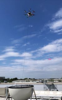 Station&auml;re Drohne mit Stromkabel verbunden.