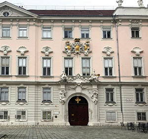VERWALTUNGSGERICHTSHOF: Nach der st&auml;ndigen Rechtsprechung des VwGH kann die Unkenntnis oder die irrige Auslegung von Bestimmungen der StVO f&uuml;r Lenker von Kraftfahrzeugen nicht als unverschuldet angesehen werden.