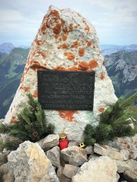 Gedenkstein am G&ouml;&szlig;eck in der Gemeinde Trofaiach: Erinnerung an den Hubschrauberabsturz vom 15. April 1986.