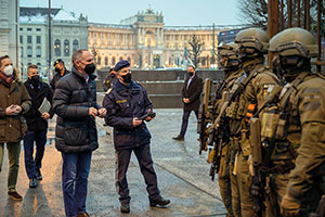 Innenminister Gerhard Karner besuchte Einsatzkr&auml;fte bei den Corona-Demonstrationen in Wien.