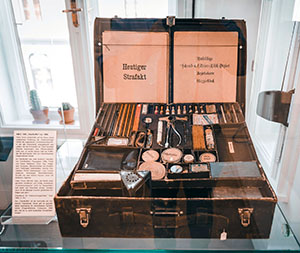&bdquo;Tatortkoffer&ldquo; von Hans Gross (um 1900) im Kriminalmuseum Graz.