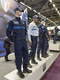 Pr&auml;sentation von Polizeiuniformen.