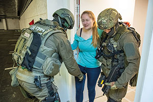 Polizeisanit&auml;ter leisten Erste Hilfe in gef&auml;hrlichen Situationen. Dem EKO Cobra/DSE kommt die Bundesausbildungskompetenz im taktischen Bereich zu.