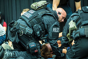 Einsatzsanit&auml;ter der WEGA: Alle WEGA-Beamten sind mit dem Taktischen Sanit&auml;tskonzept vertraut und im Umgang mit lebensrettenden medizinischen Tools geschult.