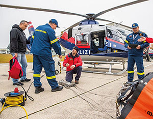 Griechische Feuerwehrleute in der Flugeinsatzstelle Wien-Meidling.