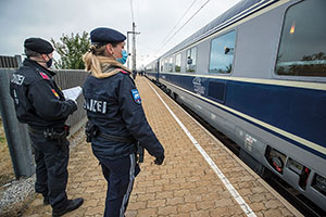 &bdquo;Puma&ldquo;-Beamte durchstreifen Z&uuml;ge und Bahnstationen, f&uuml;hren Personenkontrollen und Identit&auml;tsfeststellungen durch.