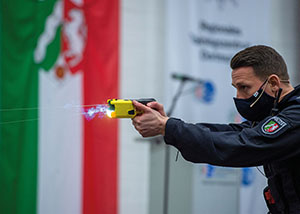Der Taser soll grunds&auml;tzlich nur in statischen Lagen eingesetzt werden. Die Reichweite betr&auml;gt bis zu sieben Meter.