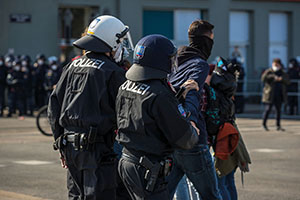 Festgenommene werden zu den Festnahme&uuml;bernahmekontingenten verbracht, in unmittelbarer N&auml;he des Aktionsraums des jeweiligen Einsatzabschnittes.