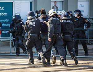 Festnahme bei einer Anti-Coronademonstration in Wien: Zu den Aufgaben der Festnahmekontingente z&auml;hlen die &Uuml;bernahme und Dokumentation von Festnahmen.