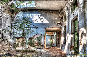 Auf dem Garnisons&uuml;bungsplatz in Blumau-Neuri&szlig;hof befinden sich Geb&auml;uderuinen der ehemaligen Pulverfabrik.