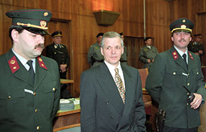 Anklage wegen elffachen Frauenmordes: Jack Unterweger am ersten Prozesstag im Landesgericht Graz am 20. April 1994.