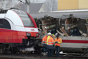 Zugsungl&uuml;ck in Niklasdorf: Zwei Personenz&uuml;ge kollidierten. Bei beiden Z&uuml;gen entgleisten jeweils mehrere Wagen.