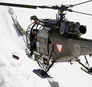 Lawinensprengung vom Bundesheer-Hubschrauber aus.