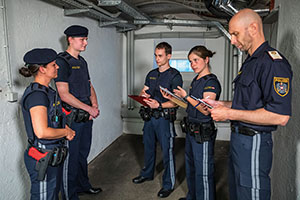 Polizistinnen und Polizisten sollten bereits in der Grundausbildung auf Hochstresssituationen vorbereitet werden.