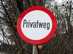Trotz Fahrverbotstafel und Beschilderung als &bdquo;Privatstra&szlig;e&ldquo; kann laut VwGH eine Verkehrsfl&auml;che dennoch als &bdquo;Stra&szlig;e mit &ouml;ffentlichem Verkehr&ldquo; gelten, wenn sie von jedermann unter den gleichen Bedingungen ben&uuml;tzt werden kann.