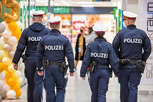 Bei Organen des &ouml;ffentlichen Sicherheitsdienstes ist im Privatbereich von einem Bedarf zum F&uuml;hren von Faustfeuerwaffen auszugehen.