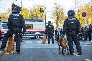 Gro&szlig;er Sicherheitspolizeilicher Ordnungsdienst: Einsatz der Diensthundestaffel bei einer Demonstration in Wien.