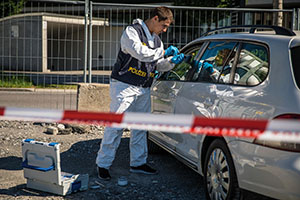 Kriminalistische Tatortarbeit: Auf dem Seitenfenster des Wagens k&ouml;nnen Fingerabdruck- oder DNA-Spuren zu finden sein.