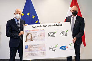 Pr&auml;sentation des Ausweises f&uuml;r Vertriebene: Arbeitsminister Martin Kocher, Innenminister Gerhard Karner.