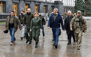Fl&uuml;chtlingskoordinator Michael Takacs (li.) begleitete Bundeskanzler Karl Nehammer im April 2022 bei seinem Ukraine-Besuch.