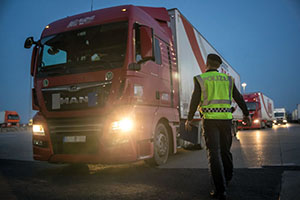 Schwerverkehrskontrolle: Den Lenkern von knapp 29.000 Schwerfahrzeugen wurde die Weiterfahrt untersagt.