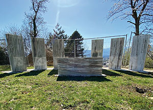 Im Fl&uuml;chtlingsfriedhof St. Johann wurden sechs Stelen errichtet, mit den Namen, dem Alter und dem Sterbejahr der Toten. Auf der Steinplatte davor wird in Deutsch, Ruthenisch und Englisch auf das Schicksal der Verstorbenen hingewiesen.