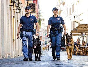 Diensthundef&uuml;hrer der italienischen Nationalpolizei.