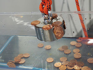 Magnetsystem zum M&uuml;nzfischen, etwa aus antiken Brunnen.