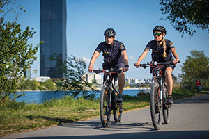 Zu den Streifengebieten der Fahrradpolizei geh&ouml;ren Nah erholungsgebiete, Parks und andere Gr&uuml;nanlagen.