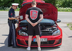 GTI-Treffen: Es wurden 3.700 Anzeigen wegen verkehrsrechtlicher &Uuml;bertretungen und rund 4.300 Organmandate verh&auml;ngt, die Polizei nahm 408 Kennzeichen ab.