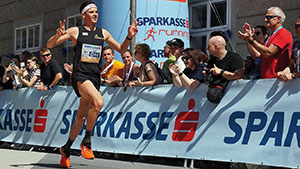Mario Bauernfeind siegte beim Salzburg-Marathon und holte sich den Meistertitel &uuml;ber die Marathondistanz.