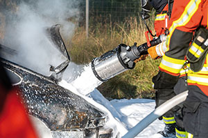 Fahrzeugbrand: Ist der Akku nicht betroffen, wird das E-Auto genauso wie ein Auto mit Verbrennungsmotor gel&ouml;scht.