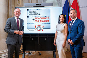 Pr&auml;sentation der Informationskam pagne &bdquo;Myths about Migration&ldquo;: Gerhard Karner, Rasha Corti, Gerald Tazgern.