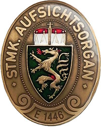 Jagdaufseher haben das Dienstabzeichen sichtbar zu tragen.