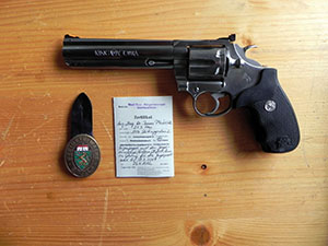 Dienstabzeichen, Zertifikat f&uuml;r Forst- und Jagdschutzorgane sowie Faustfeuerwaffe von Aufsichtsj&auml;ger Bruno Pfl&uuml;ger.