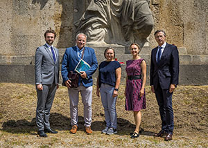 Sektionschef Mathias Vogl (re.) und Abteilungsleiter Stephan Mlczoch (li.) mit Bediensteten der historischen Abteilung.