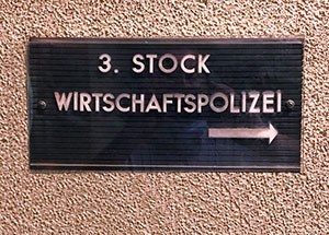 Im Amtsgeb&auml;ude Wasagasse erinnert ein Hinweisschild an die ehemalige Wiener Wirtschaftspolizei.
