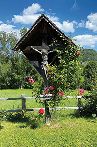 Holzkreuz im Gedenken an die 1947 ermordeten Gendarmen.