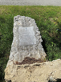 Vor der Neuaufstellung 2022 lagerte der Gedenkstein in einer Wiese.