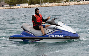 Kroatische Seepolizei: Mit dem Aqua-Scooter werden Raser auf dem Meer verfolgt und angehalten.