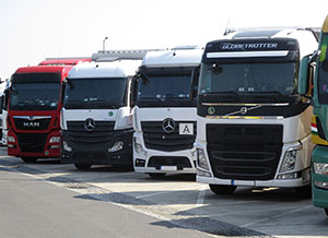 Sattelkraftfahrzeuge: Laut VwGH stellt &sect; 101 Abs. 1 lit. a KFG nicht auf ein h&ouml;chst zul&auml;ssiges Gesamtgewicht eines Sattelkraftfahrzeugs an sich ab, sondern auf die &Uuml;berschreitung der &bdquo;Summe der h&ouml;chsten zul&auml;ssigen Gesamtgewichte&ldquo;.
