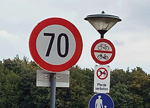 Geschwindigkeitsbeschr&auml;nkung: Ordnungsgem&auml;&szlig;e Kundmachung durch Verkehrszeichen erforderlich.