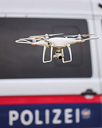 Die Polizei setzt Drohnen u. a. zur Grenz&uuml;berwachung, Unfallvermessung und bei Gro&szlig;veranstaltungen ein.