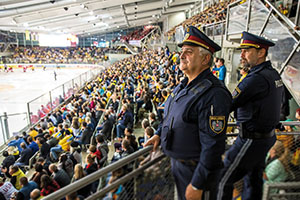Eishockey-Match der Vienna Capitals in der Donaustadt: Peter Filipsky und Klaus Schachner leiten den Polizeieinsatz.