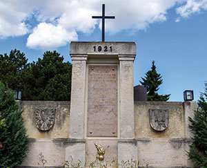 Denkmal auf dem St&auml;dtischen Friedhof Wiener Neustadt f&uuml;r f&uuml;nf get&ouml;tete Gendarmen bei der Landnahme Burgenlands: Johannn J&uuml;ttner war 1922 das letzte Opfer.