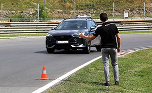 Fahrtechniktraining f&uuml;r Polizeibedienstete: Sicherer Umgang mit PS-starken Dienstfahrzeugen.