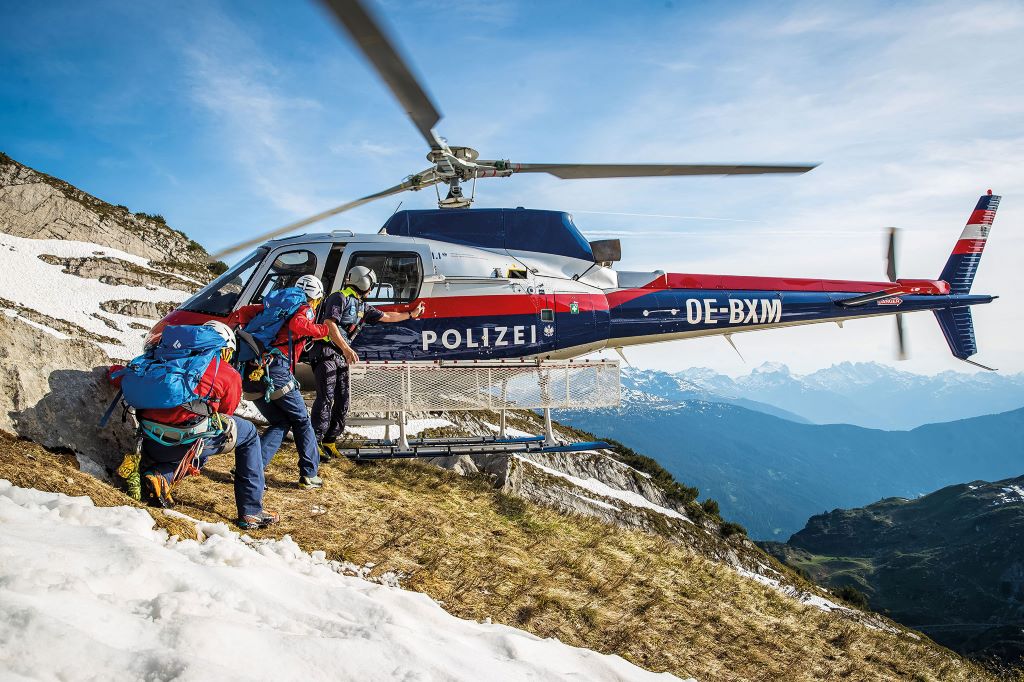 Einsatz im Hochgebirge: Ein Pilot der Flugpolizei rettet zwei Alpinisten aus Bergnot
