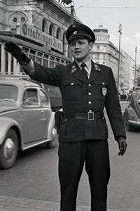Verkehrsregelung mit Handzeichen in in den 1960er-Jahren in Wien