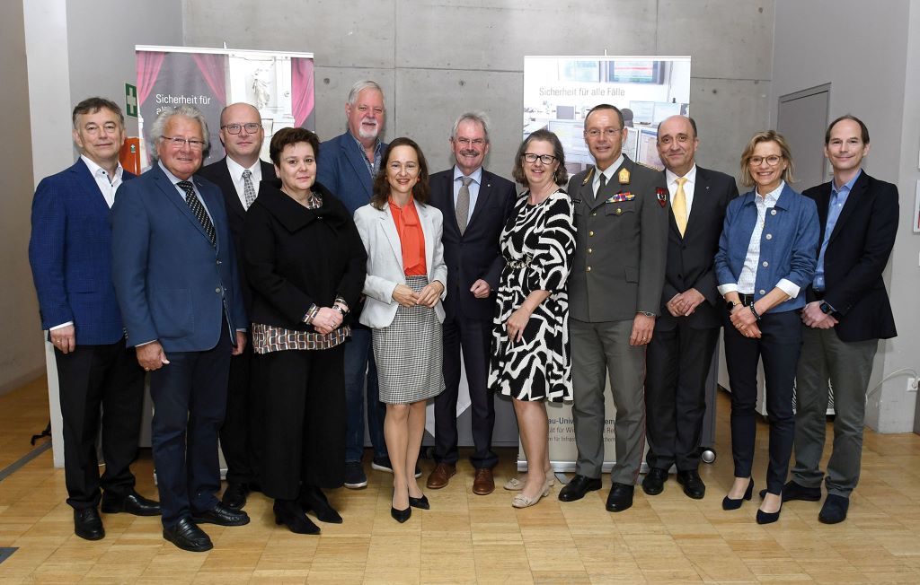Sicherheitskonferenz Krems: Walter Unger, Bundesheer; Johann Paul Brunner, Bezirksstellenleiter Krems des Roten Kreuzes a. D.; G&uuml;nter St&ouml;ger, Bezirkshauptmann Krems; Maresa Meissl, Europ&auml;ische Kommission, Peter Gridling, Direktor BVT a. D.; Bundesr&auml;tin Doris Berger-Grabner; Karl Wilfing, N&Ouml; Landtagspr&auml;sident; Ingeborg Zeller, UWK; Rudolf Striedinger, Generalstabs chef des Bundesheeres; Walter Seb&ouml;ck, UWK; Claudia Brandkamp, Deutsche Telekom; Peter Parycek, UWK