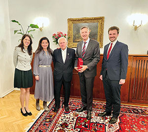 &Ouml;sterreichische Botschaft in Warschau: Michaela Pacher (&Ouml;B Warschau), Barbara Gl&uuml;ck (Mauthausen Memorial), Holocaust-&Uuml;berlebender Stanislaw Zalewski, Sektionschef Mathias Vogl, Abteilungsleiter Stephan Mlczoch